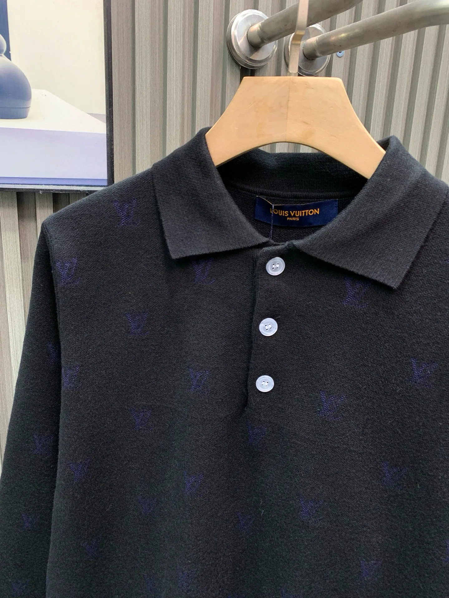 🅿️400 🀄️ Louis Vuitton Louis Vuitton 1v25fw Monogram jacquard wool Polo shirt. 1:1 color matching according to yp. Fei Dong's work. Inspired by Korean painter park Seo-BO. The final color effect is as high as 98%. 60% sheep wool 30% mulberry silk 10% cashmere. The loom requires 32 imported sand spits. The cost is very expensive. It is twice the price of ordinary woolen sweaters. Use a 47W Stoll 14-needle ultra-fine machine imported from Germany for weaving. It takes 180 minutes to weave a piece of fabric. 20 wool blends. Different sleeve patterns should be divided into left and right when sewing. The loom is cylindrical jacquard. It is full of taste for daily wear.
